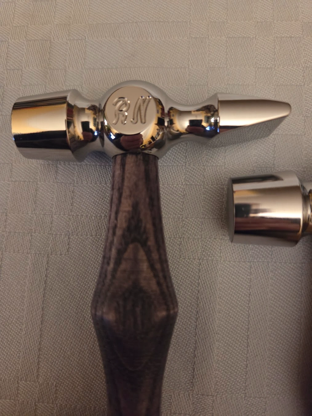 Hammare med RN-monogram